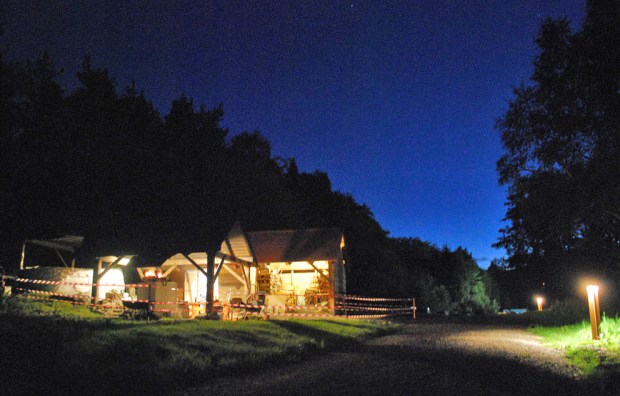 Kalkovnsmiljøet i Hyllestad. Vesleovnen er under brenning på morgenkvisten. Storovnen helt til venstre. Bak er det vedskjul og redskapsbod. Mye er bygd på dugnad og med støtte fra Riksantikvaren. Vei er viktig for levering av marmor og ved til brenning. Opphogging av marmor foregår manuelt med slegger på plassen foran de overbygde ovnene