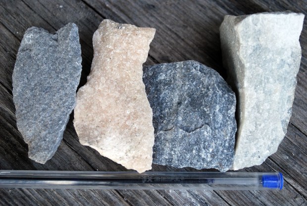 Ulike varianter Mostermarmor. Til de to brenningen i august brukte vi stort sett den gråhvite varianten