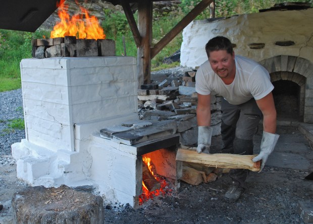 Bent Morten Steinsland fyrer i Vesleovnen.