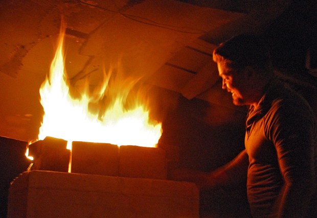 Bent Morten Steinsland er fornøyd med temperaturen i Vesleovnen.