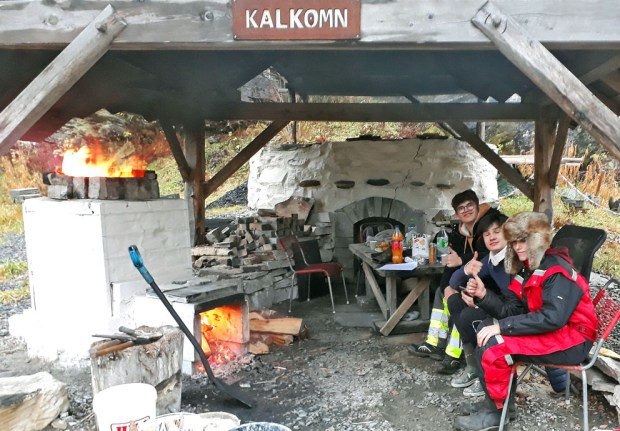 Ungdommene har fått god fyr på kalkovnen!