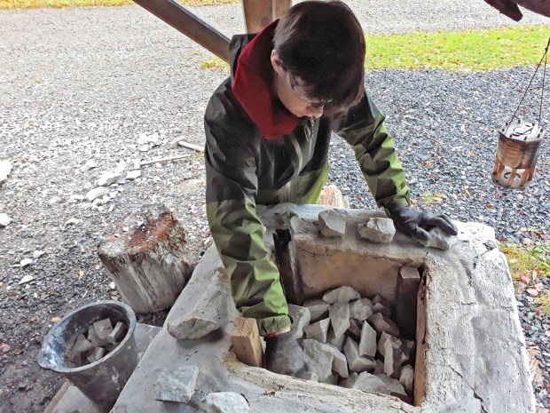 Fylling av ovnen før brenning.