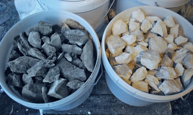 "Kongens kalk" er sortert i "hvitkalk" og "gråkalk". Den hvite til hvitting og slemming, den grå til muring