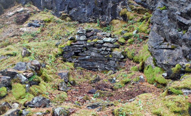 Rester av murverket til kalkovnen i bruddet på Marmorøyen