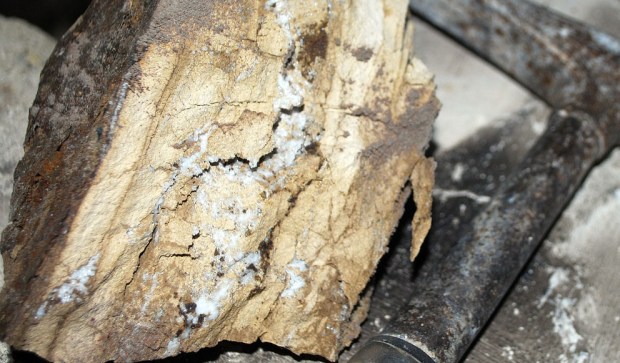 Brunlig brent kalk med sintret silika fra kvartsinnholdet i marmoren. Dette vil nok gjøre kalken svakt hydraulisk