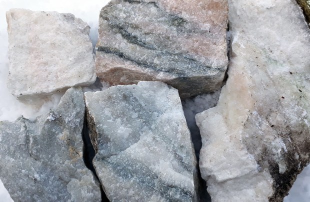 Kongens marmor fra Marmorøyen til brenning: varierende kvalitet, fra helt hvit til båndet rosa, grålig og blålig