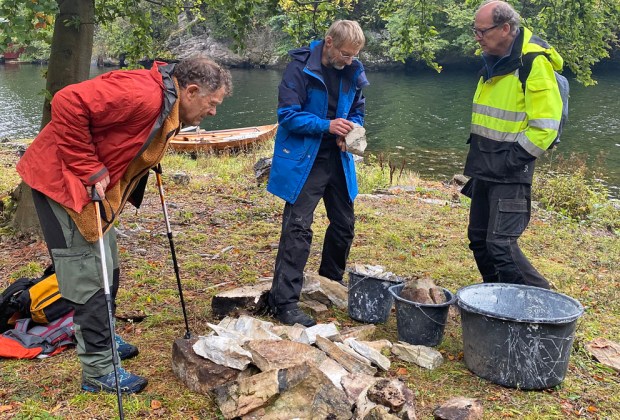 Marmorblokk til kalkbrenning er samlet og diskuteres, f.v. Øystein Jansen, Per Storemyr og John Erik Bugge Rasmussen. Foto: Ole Chr. Endresen