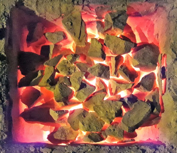 Ferdig brent, glødende kalk er vakker når topplokket av steinplater nettopp er fjernet og temperaturen forstatt nærmer seg 900 grader