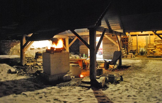 Til tross for ruskevær er det nokså behagelig og varmt ved kalkovnene