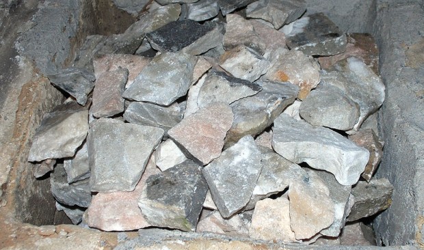 Vesleovnen fylt med grålig, rosa og hvit marmor fra Mosterhamn