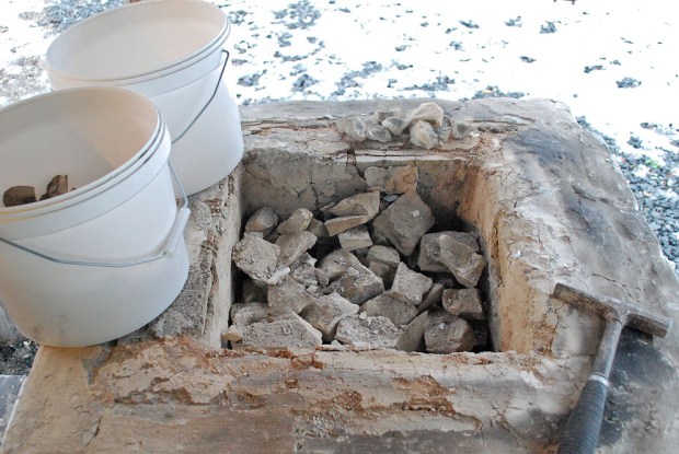 Når en starter med uttak virker all brentkalken ensfarget. Ved nærmere ettersyn er det her variasjoner mellom hvit og brunlig kalk