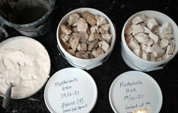 Den brente kalken sortert i "hvit" og "uren"