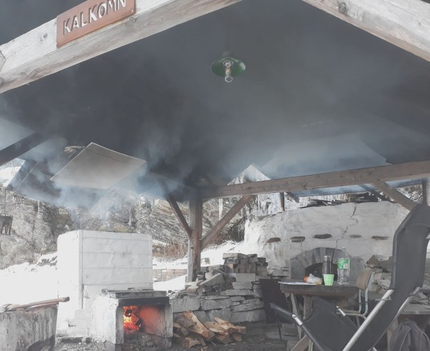 Vind fra sør og heftig fyring ga i starten nokså røykfylte forhold ved kalkovnene!