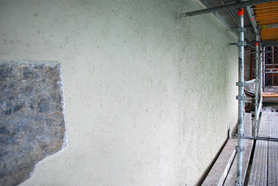 Bergen domkirke: Prøvefelt for spekking og pussing. Mosterkalk til høyre. Utført av Akasia AS