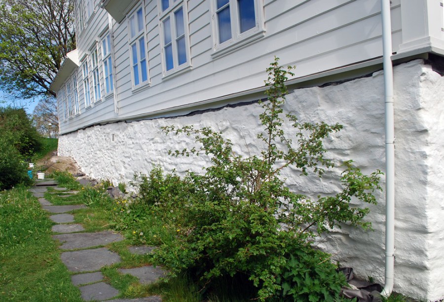 Fastings Minde, Bergen: Spekking og pussing med Hyllestadkalk, slemming og hvitting med Skaftåkalk. Utført under kalkkurs i regi av Universitetet i Bergen