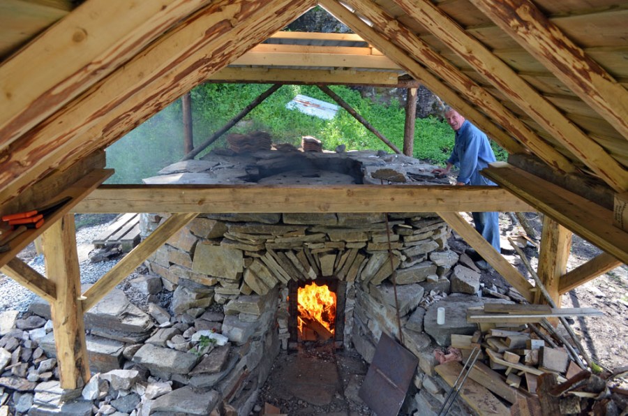 Storovnen i Hyllestad ved første brenning i 2017. En ovn bygd med stein og leire - uten kalk