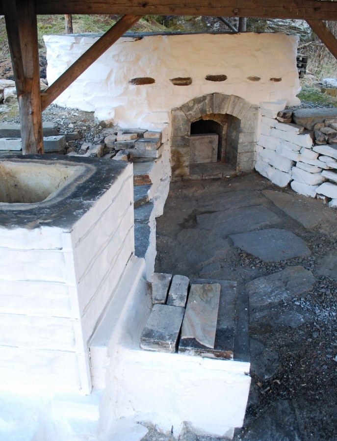 Kalkovnene, Hyllestad i 2022: Bygd med stein og delvis leire, spekket med Hyllestadkalk, slemmet med Mosterkalk