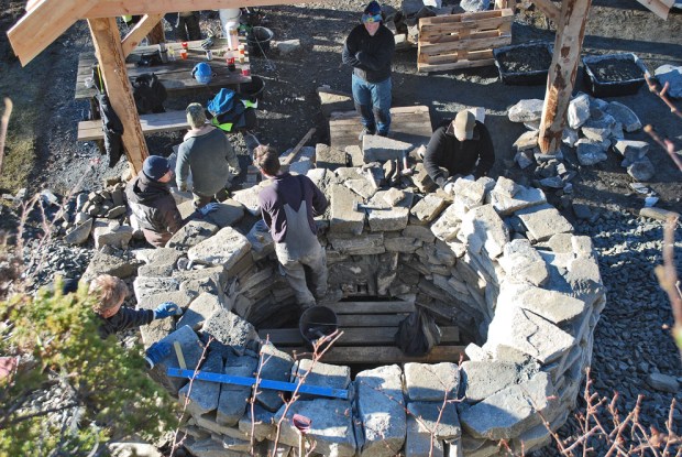 Den nye10-tonns kalkovnen i Mosterhamn under bygging ved murerkurs støttet av Fortidsminneforeningen i mars 2022