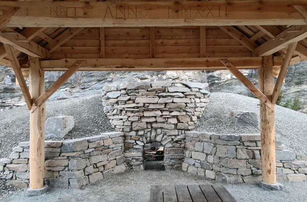 Den nye kalkovnen i Mosterhamn nesten ferdig (mars 2022). Tak over selve ovnen er nå under bygging. Foto: Bent Morten Steinsland, lokalt ansvarlig for byggingen