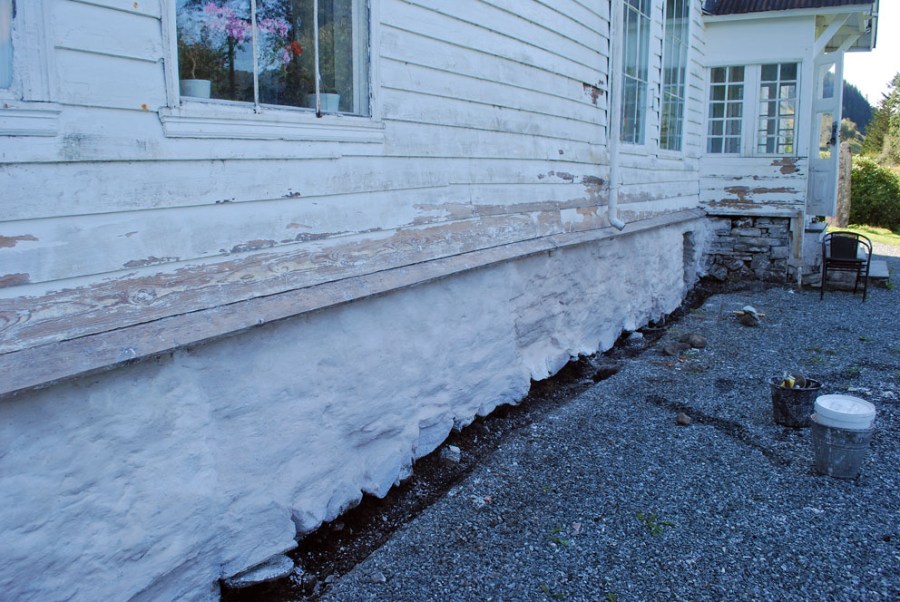 Lillingstonheimen, Fjaler: Grunnmur spekket og pusset med Smillakalk og kalk av stillehavsøsters. Utført under kurs i kalkarbeid v/ Fortidsminneforeningen