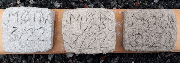 Mørtelprøver av de ulike sorteringene med kalk fra Marmorøyen. Fra venstre hvit, beige og uren (brun). Prøvene er laget 36.3.2022 som hotmix med sand fra Loneland (siktet til 0-5 mm), ferdig blandingsforhold ca. 1:1. Det var lett å leske de hvite og beige sortene, mens den urene sorten tok litt lengre tid, noe som er et kjent fenomen ved lett hydraulisk kalk. Den urene kalken var brent nederst i ovnen på ca. 1100-1200 grader.