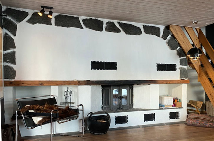 Bømlo, bolighus: Peis hvittet med Mosterkalk. Foto: Brynjar Stautland