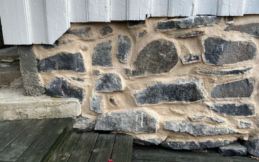 Eldre hus, Risør: Spekking av grunnmur med Hyllestadkalk. Utført under kurs ledet av Tore Granmo. Foto: Åse Tveitnes