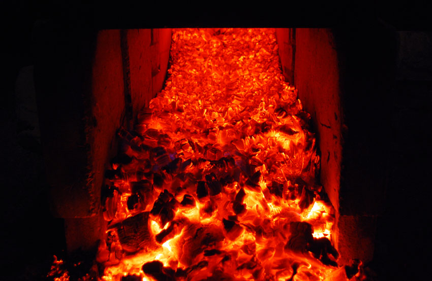 Det er lurt å ta ut aske og kull fra ovnen ved brenningens slutt. Da kjøler ovnen fortere ned og en får ikke askestøv på den brente kalken - om det er vindfullt