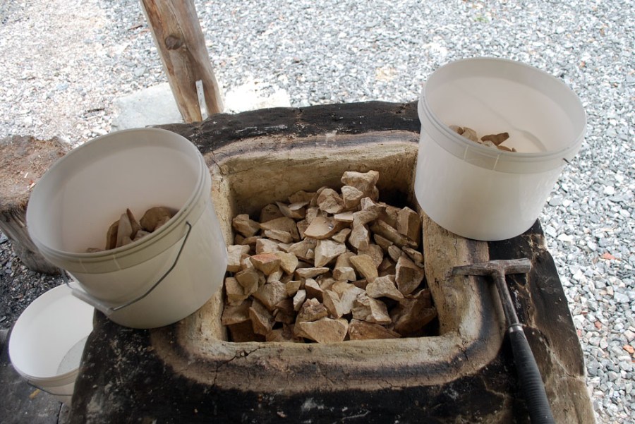 Den brente kalken plukkes ut fra toppen av Vesleovnen etter ca. 12 timer. Den kvalitetssjekkes og sorteres umiddelbart