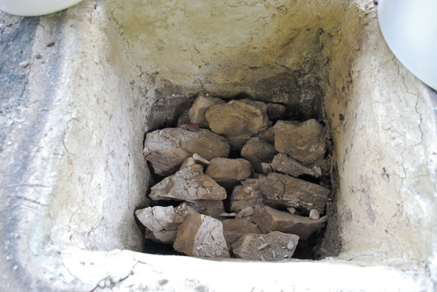 Nederst er de brente hvelvsteinene. Disse har fått svært høye temperaturer og om de er urene, så blir det svakt hydraulisk kalk