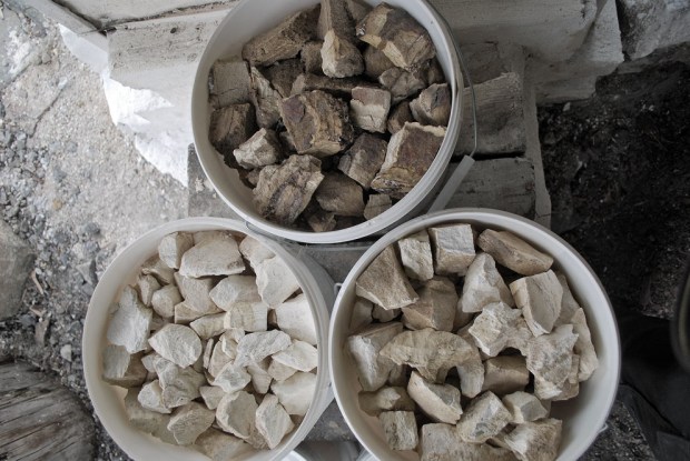 Brent kalk av marmor fra Marmorøyen sortert: Hvit slemme- og hvittekalk, lett beige puss- og spekkekalk, samt lysebrun spekke- og murekalk