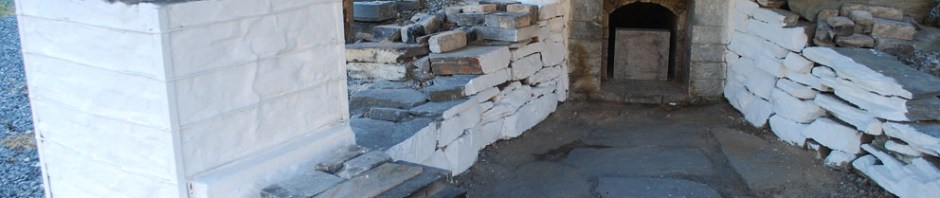 Kalkovnene i Hyllestad. Storovnen og Vesleovnen er reparert og slemmet med Mosterkalk etter siste brenning i mars.