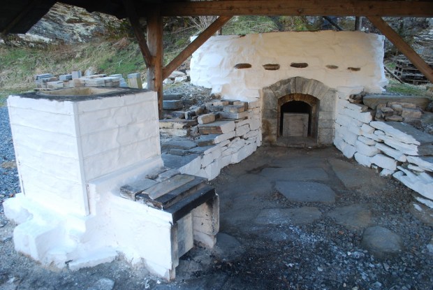 Kalkovnene i Hyllestad. Storovnen og Vesleovnen er reparert og slemmet med Mosterkalk etter siste brenning i mars.