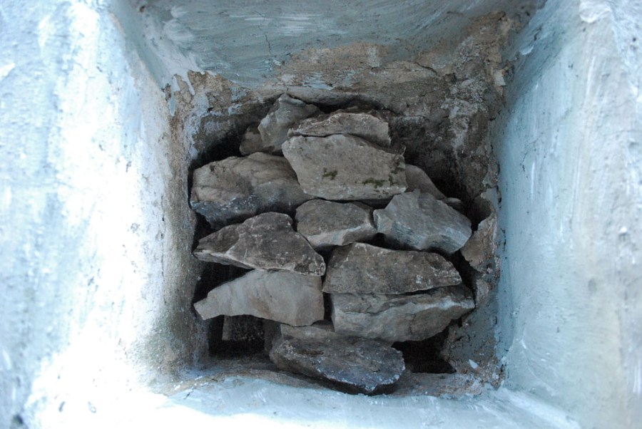 Så er det tid for å fylle ovnen. Først bygges et enkelt hvelv med marmoren som skal brennes