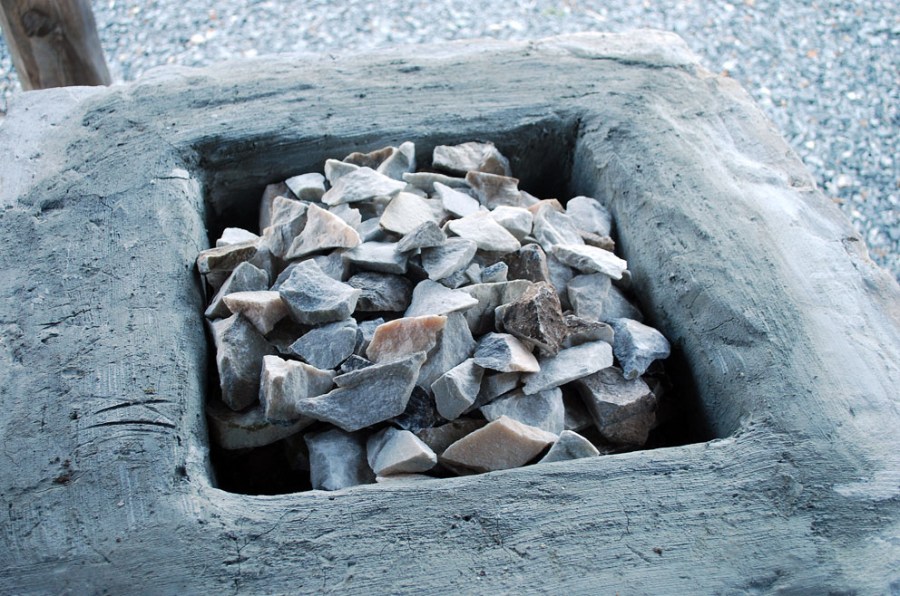 Deretter fylles ovnen med stadig mindre, opphogde marmorbiter. Det konstrueres trekkanaler i hvert hjørne. Arbeidet med å reparere og fylle ovnen tar tid, selv i en så liten ovn. Vi gjør det dagen før brenning og småbrenner litt i etterkant for å få vekk fukt