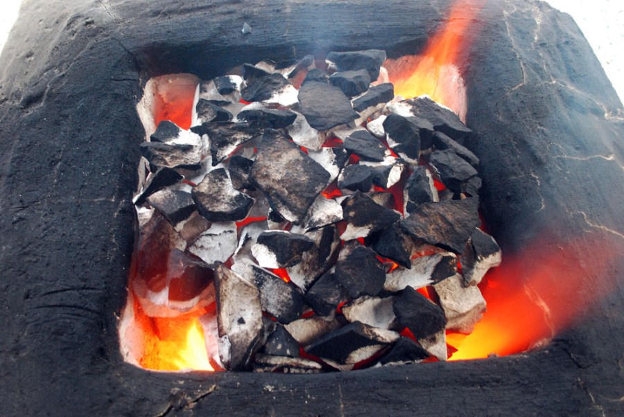 Etter at fyringen (med 60 cm tørr furuved) har startet, tar det 3-4 timer før det er god glød rett under toppen