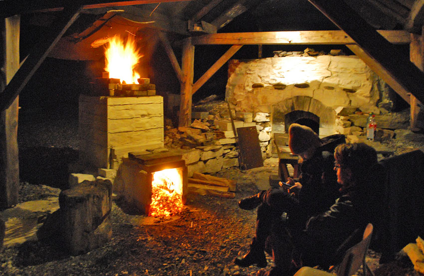 Utover kvelden dreier det seg om sprengfyring og å regulere trekken ved å flytte/endre på steinplatene på toppen. Men det er også fint å nyte flammene!