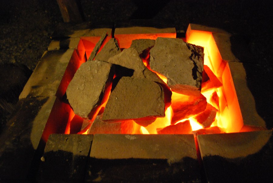 Når gløden i marmoren er endret fra rødoransje til gul, er brenningen ferdig. Ofte vil en også se blålige flammer. En ser at steinplatene på toppen har mye lavere temperatur enn rett under