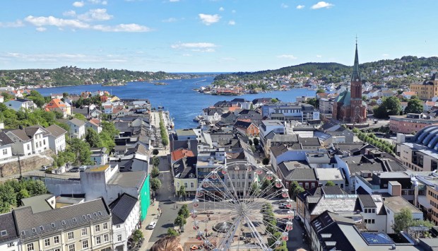 Arendal sett fra Fløyheia sommeren 2022. Foto: PS