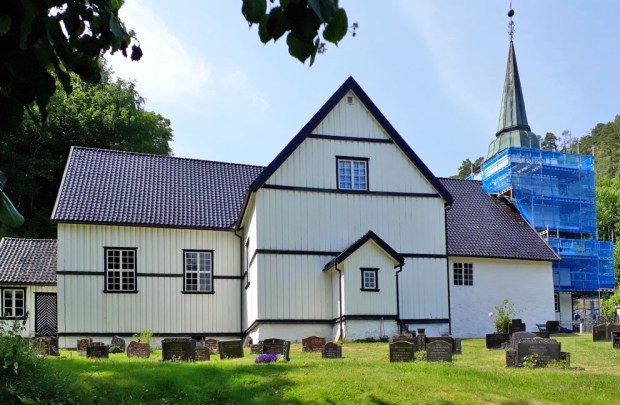 Dypvåg kirke er den minste av de middelalderske steinkirkene på Sørlandet, sterkt ombygd som tømmerkirke etter reformasjonen. Foto: PS