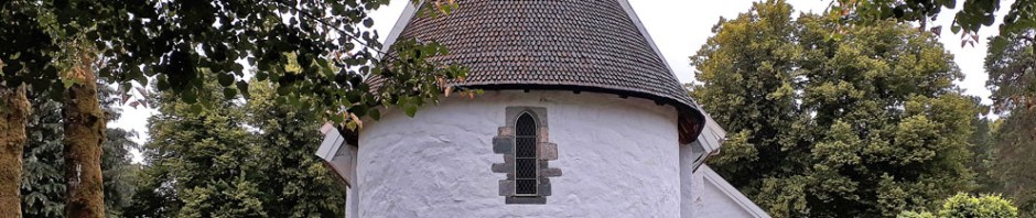 Apsider er ikke veldig vanlig i norske middelalderkirker. Her Fjære kirke. Foto: PS