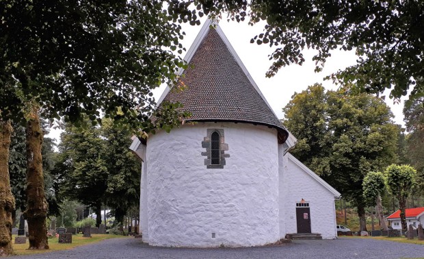 Apsider er ikke veldig vanlig i norske middelalderkirker. Her Fjære kirke. Foto: PS