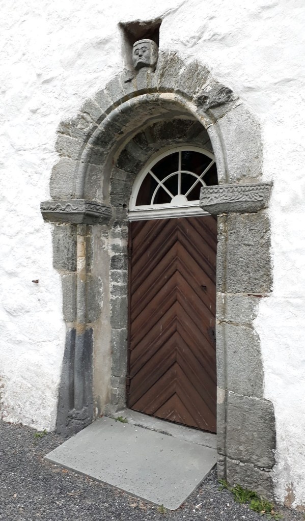 Skipets sørportal i Fjære kirke. Foto: PS