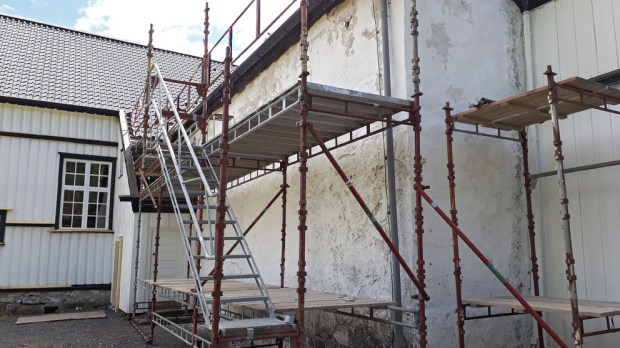 Holt kirke er for tiden under restaurering ved Bøylestad Moen AS og Ragg AS. Her skal bl.a. de middelalderske veggene kalkes. Foto: PS