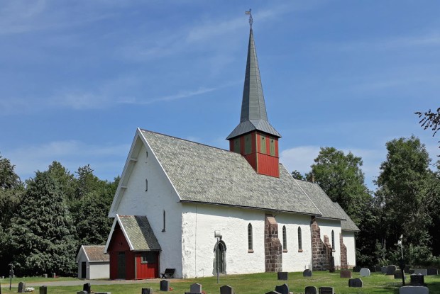Øyestad kirke ble kalket for noen år tilbake. Foto: PS