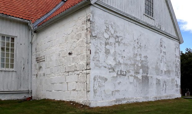 Tromøy kirke trenger nok til vedlikehold med kalk! Foto: PS