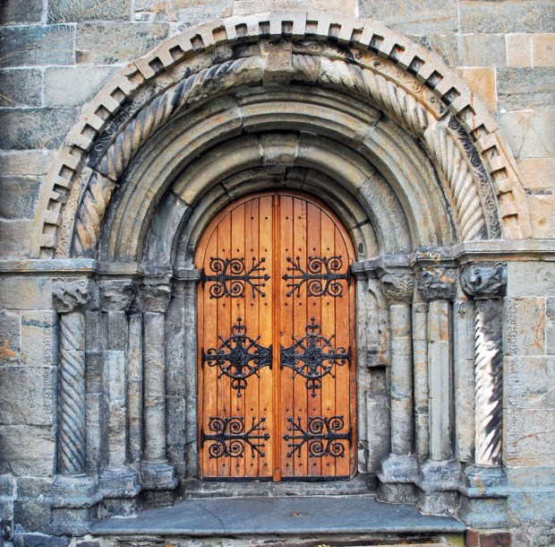 Sørportalen til Mariakirken i Bergen i oktober 2022. Foto: P. Storemyr