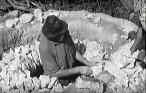 Bygging av brennhvelv i kalkovn. Skjermdump fra en eldre, rumensk film (se under)