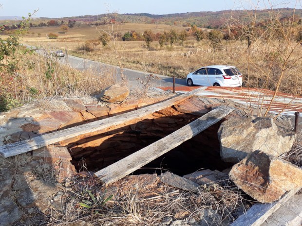 En av mange kalkovner i Podeni