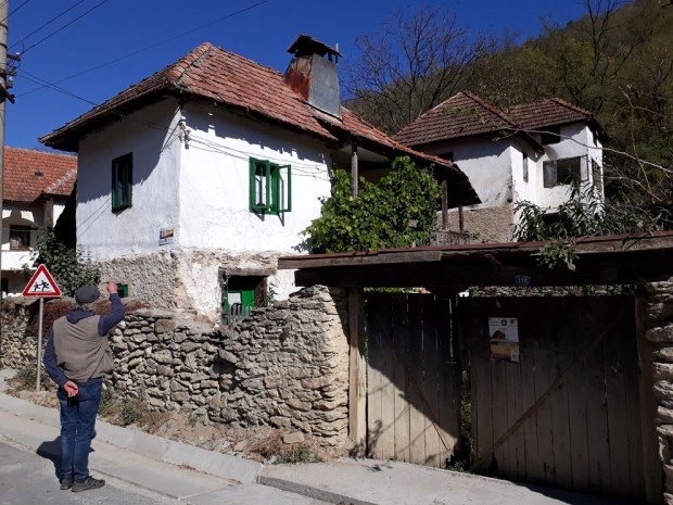 Gammelt hus i Podeni som restaureres med bruk av den lokale kalken.